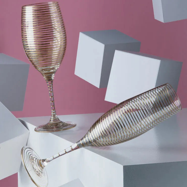 Sekt und Weinglas mit Goldlinien schräg fotografiert