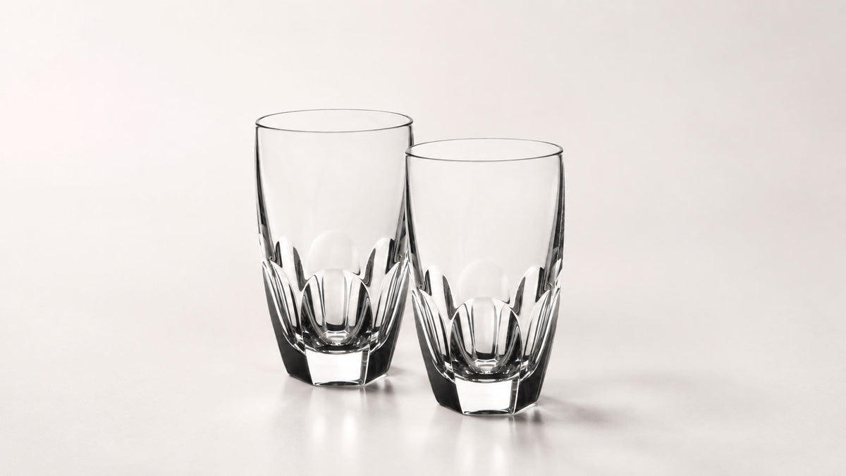 Zwei klare Wassergläser aus Kristall mit facettiertem Schliff von OertelCrystal im Studio.