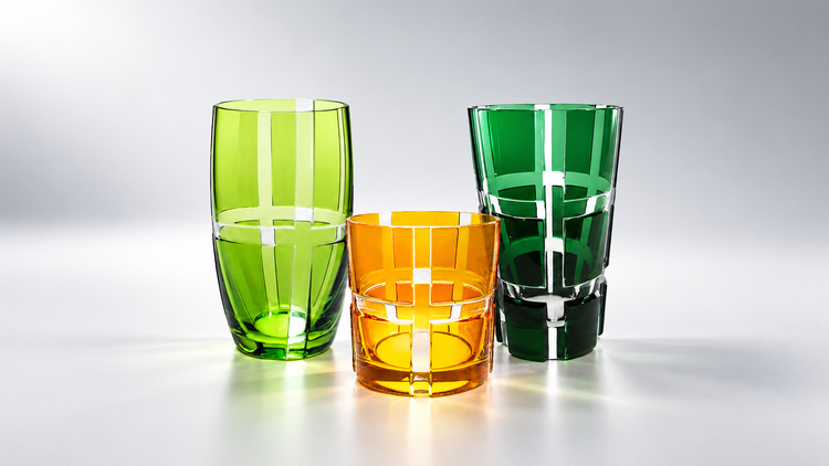 Entdecken Sie Quadro und Quadrone von OertelCrystal: mundgeblasene Tumbler und Longdrinkgläser aus farbigem, handgeschliffenem Überfang-Bleikristall.