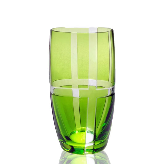 großer Becher auf hellgrünem Kristallglas mit modernem Schliff