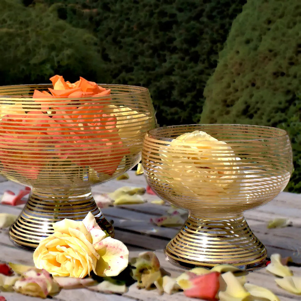 2 Glasschalen im Garten mit Rosen