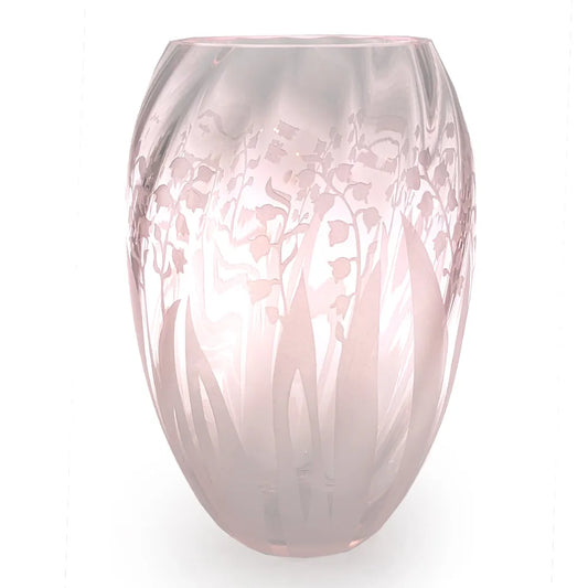 Rosa Glasvase mit Maiglöckchen verziert